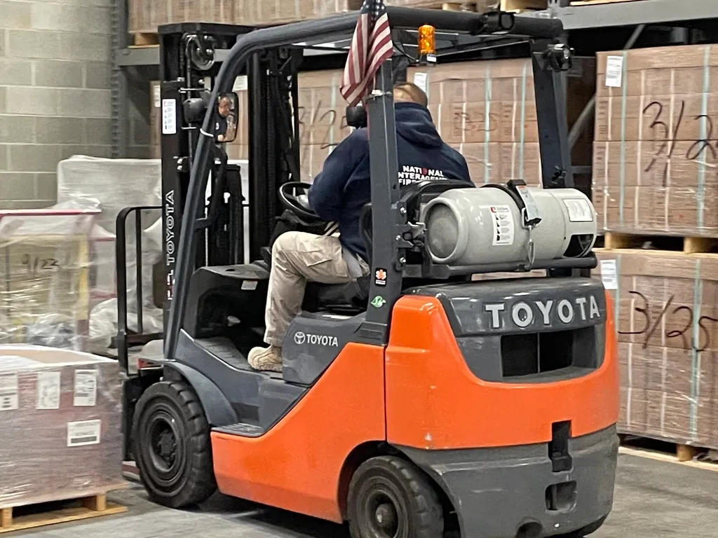 Ilustração de 3PL — Returns Warehouse Forklift moving boxes