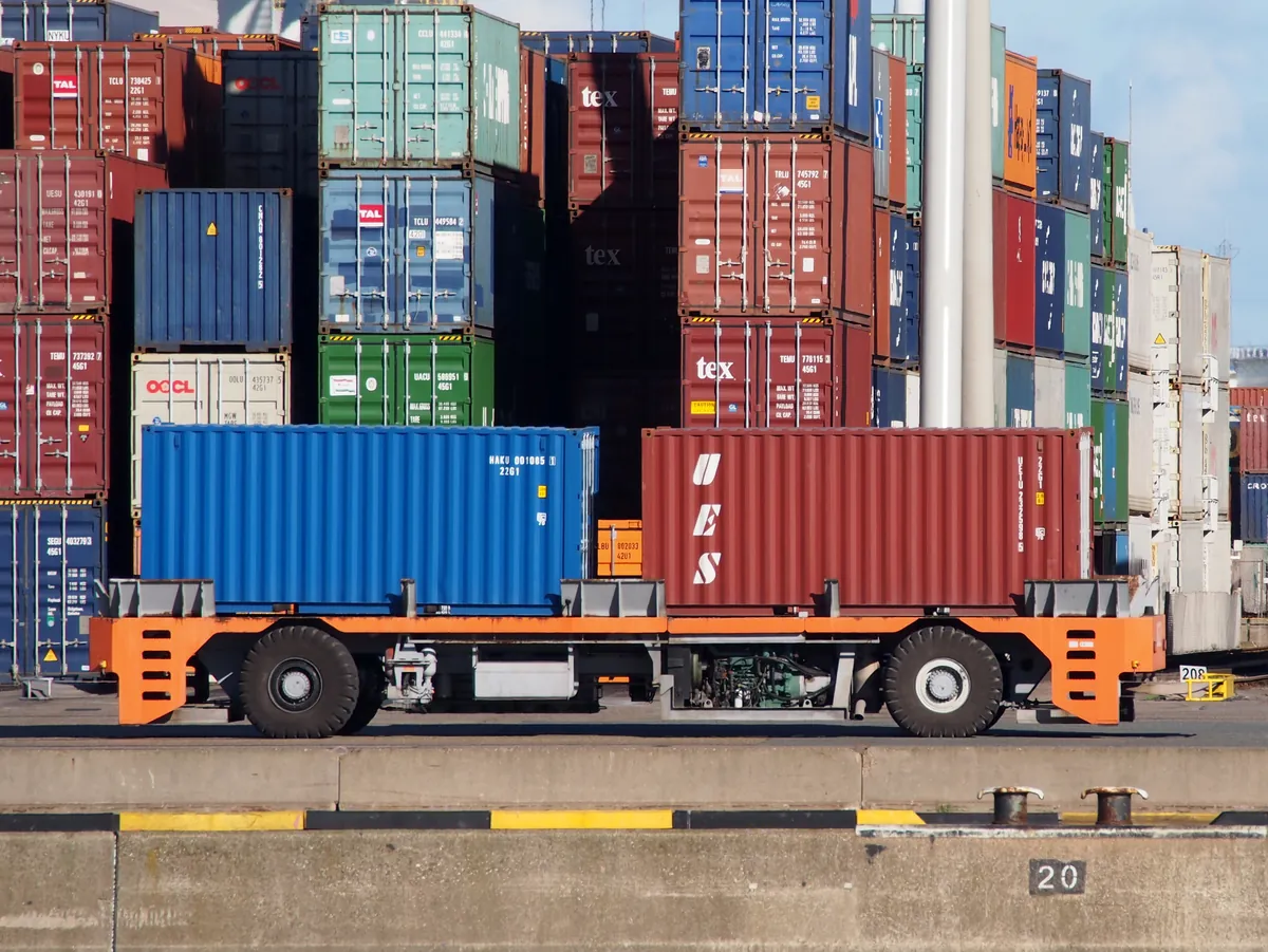 Ilustração de AGV — Automated guided vehicle container mover at Port of Rotterdam