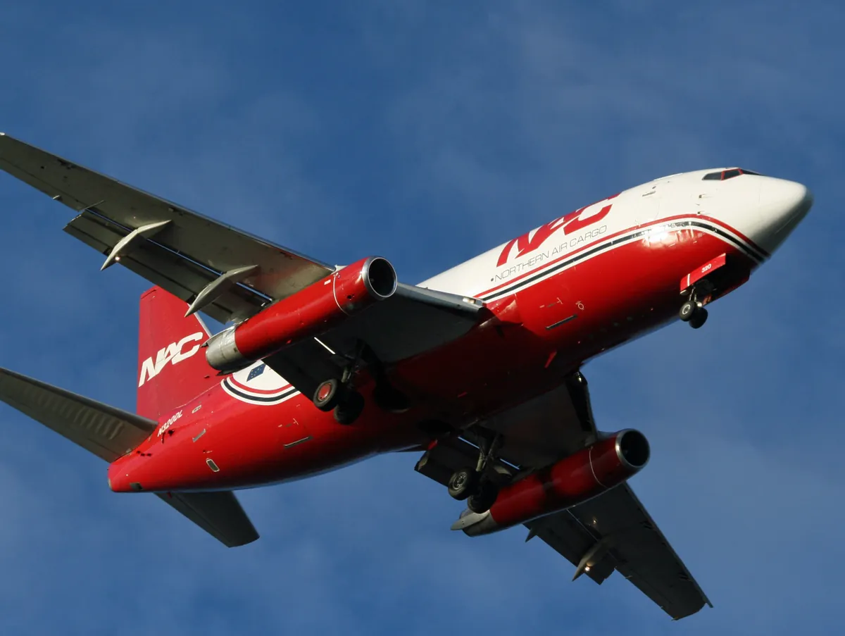 Ilustração de AWB — Northern Air Cargo 737 landing at Anchorage Airport