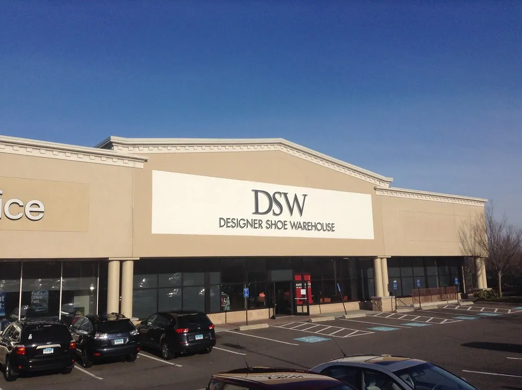 Ilustração de Condomínio logístico — DSW Designer Show Warehouse Building