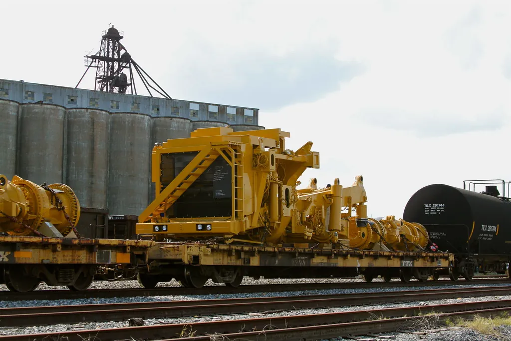 Ilustração de Drawback — Caterpillar mining dump trucks await export, Port of Houston