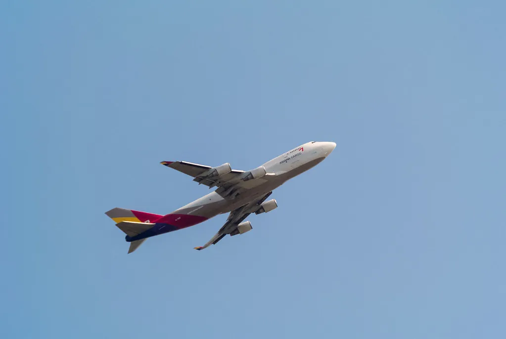 Ilustração de Modal aéreo — Asian Cargo airplane taking off