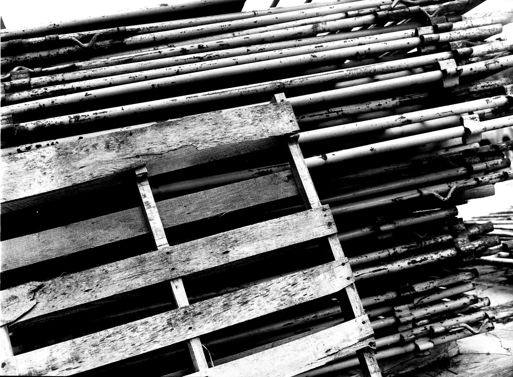 Ilustração de Paletização — Pallet & Stacked Fence Panels
